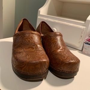 Bass clogs size 9W